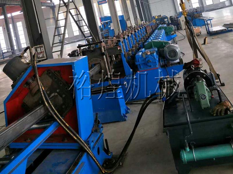 高速護(hù)欄板設(shè)備